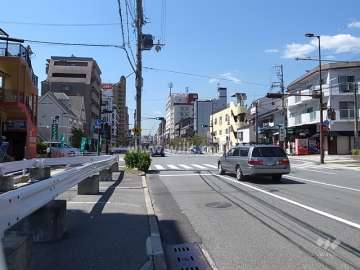 敷地北側の前面道路※片側2車線のバス通りになっています。