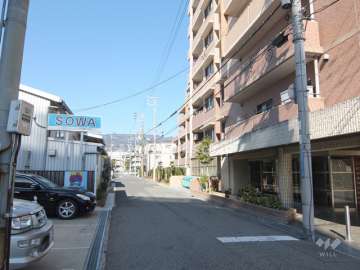 敷地西側の前面道路