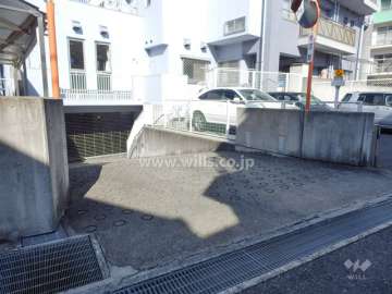 地階にある駐車場へのアプローチ