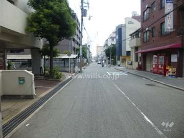 敷地西側の前面道路