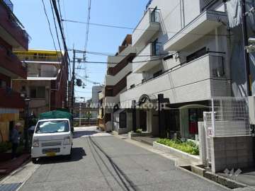 敷地東側の前面道路（北側から）