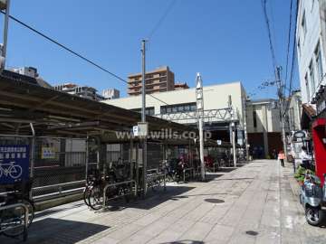 敷地南側の前面道路。道路を挟んだ南側にはJR「摂津本山」駅のホームがあります。