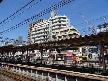 カサベラ岡本の遠景（南東側から）。JR「摂津本山」駅の駅前にあり、周辺には商業施設や飲食店などが建ち並んでいます。