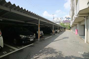 敷地内駐車場（屋外平面式・屋根付き）