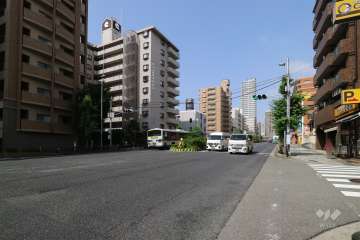 敷地北側の前面道路（東側から）　国道2号線です。