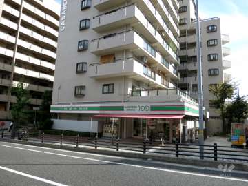 カサベラ甲南の外観（北西側から）　建物1階には店舗が入っています。