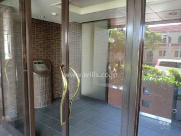 エントランスはオートロック付きです。