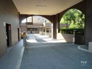 駐車場出入り口（ロボットゲート付き）