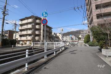 敷地の西側には道路を挟んで天上川が流れています。