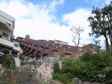 グランドール岡本の外観（南東側から）