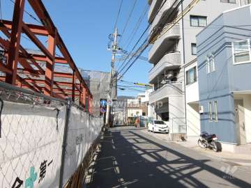 敷地西側の前面道路