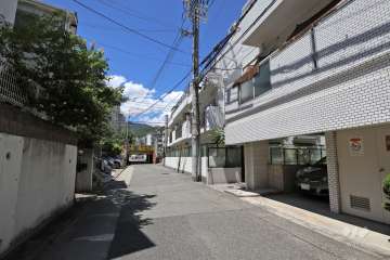 敷地西側の前面道路
