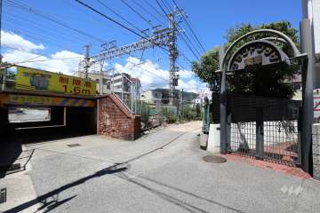 グランドプラザ東灘の遠景（写真中央）　すぐ北側をJR東海道本線が走っています。