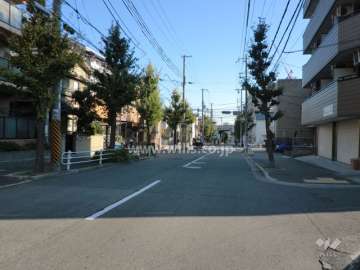 敷地西側の前面道路