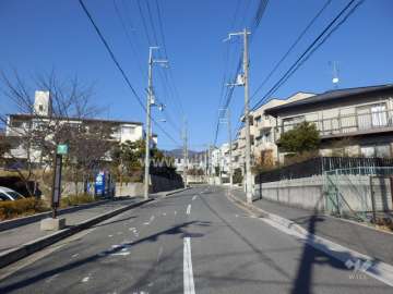 敷地西側の前面道路