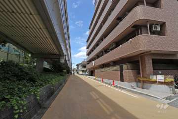 敷地南側の前面道路。その南側に阪神高速3号神戸線が通っています。