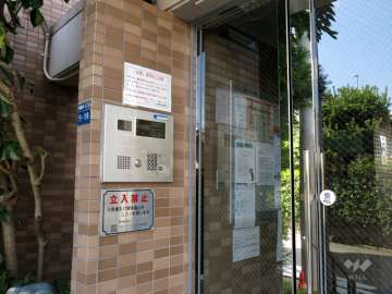 エントランスはオートロック付きです。