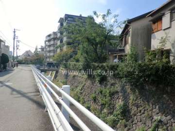敷地南側の前面道路