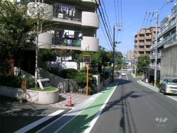 敷地東側の道路（駅に向かって上り坂です）