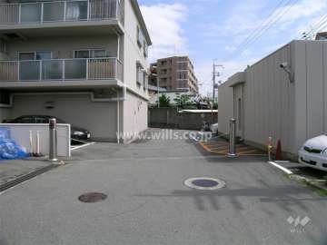 ロボットゲート付きの駐車場入り口