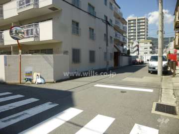 敷地東側の前面道路