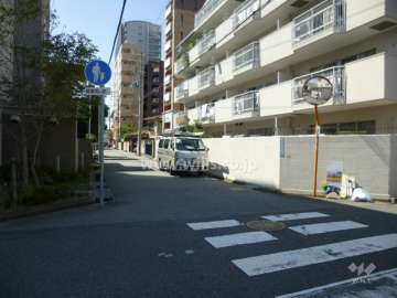 敷地南側の前面道路