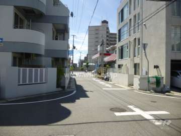敷地西側の前面道路