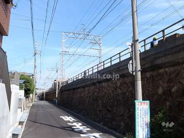 敷地の南側には阪急神戸線が走っています。