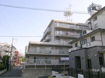 緑地公園リッツハウスの外観（周辺は区画の整った住宅地）