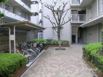 駐輪場がある中庭