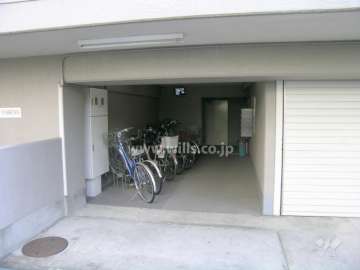 1階部分の共用ポストと駐輪場