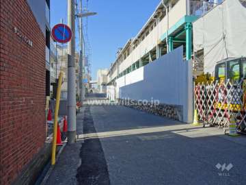 敷地北側の前面道路。右手に見える高架は阪神電鉄本線です。