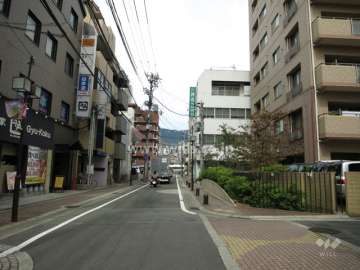 敷地西側の前面道路