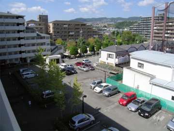 周辺はマンションが多く立ち並ぶ、緑豊かで、閑静な住宅地です。
