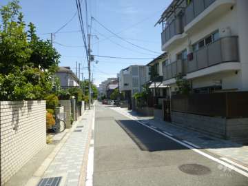 敷地北側の前面道路