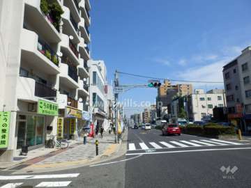 敷地南側の国道2号線に面しています。