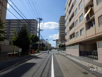敷地南側の前面道路