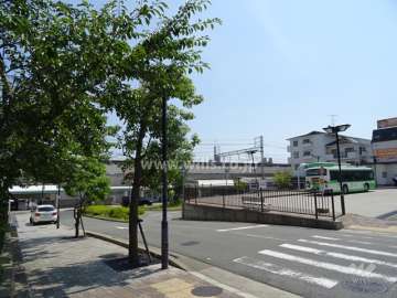 敷地西側の前面道路。JR「甲南山手」駅北側の駅前ロータリーです。