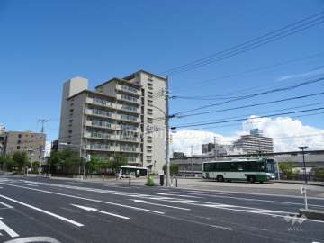 サンライフ本山（森北町）の遠景。山手幹線沿いにあり、南側はJR「甲南山手」駅前です。
