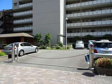 駐車場出入り口（ロボットゲート付き）