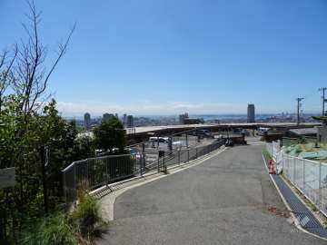 敷地北側の前面道路（東側から）