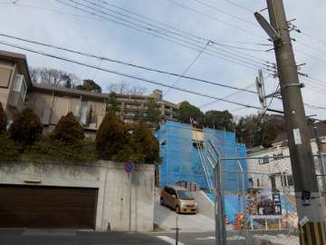 ザ・岡本プレミアムの遠景。周辺は一戸建てを中心とする静かな住宅地です。