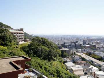 高台にあり、周囲を山林に囲まれています。