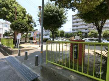 敷地に南側の西野坪小公園