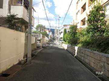 敷地西側の前面道路