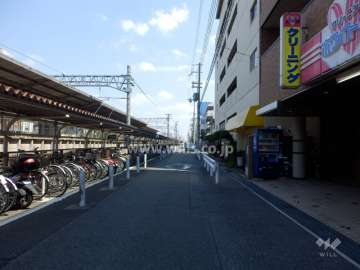 敷地北側の前面道路。道を挟んで摂津本山駅があります。