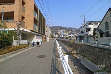敷地北東側の前面道路（南東側から）