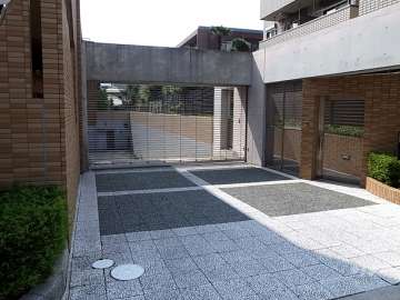 駐車場出入り口（ゲート付き）