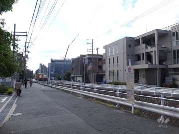 ジオグランデ岡本の遠景。周辺は住宅の他、店舗や事務所、駅などが混在する街です。