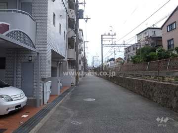 敷地北側の前面道路。道を挟んで阪急神戸線が走っています。